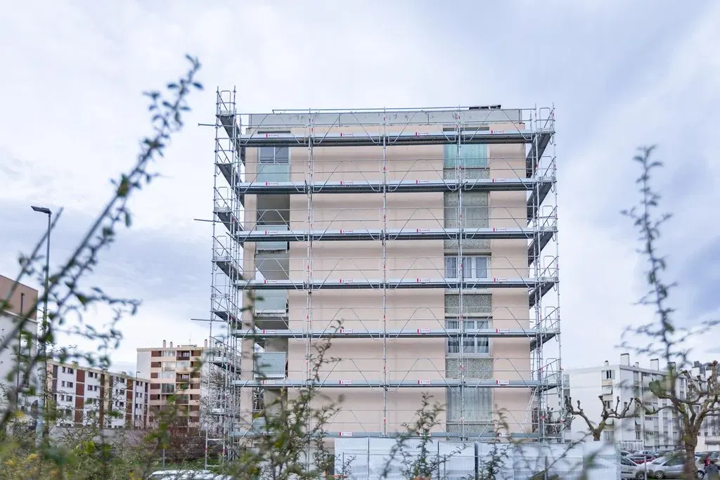 Échafaudage cadre multidirectionnel sur chantier