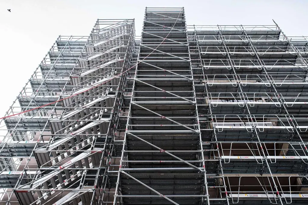 Échafaudage multidirectionnel sur chantier