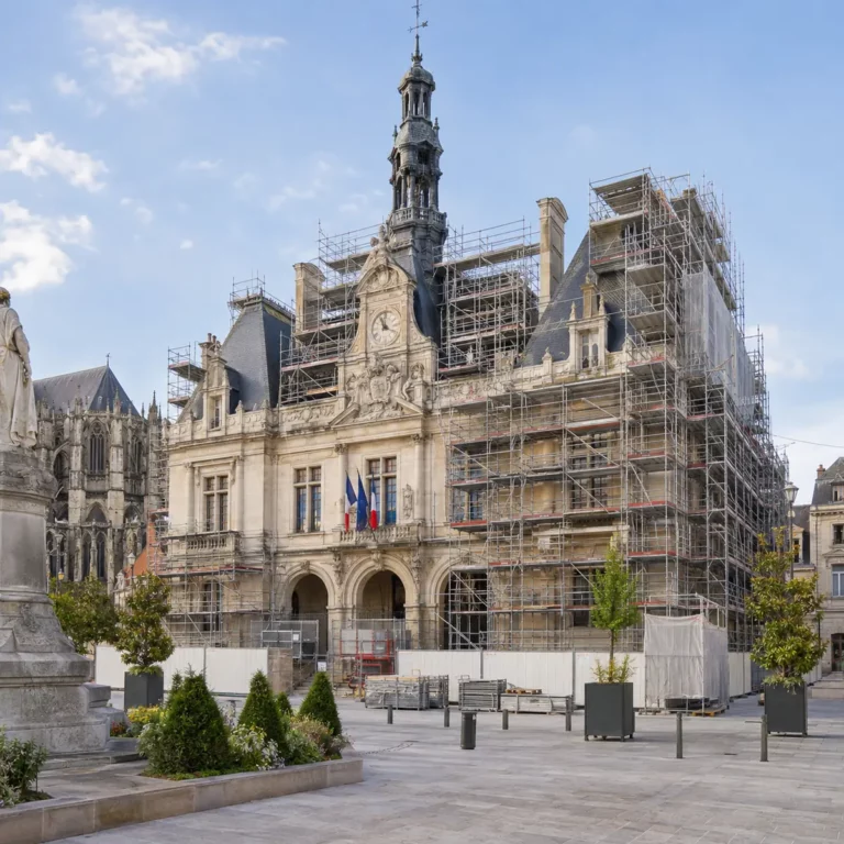 Échafaudage Beauvais sur un bâtiment institutionnel en restauration
