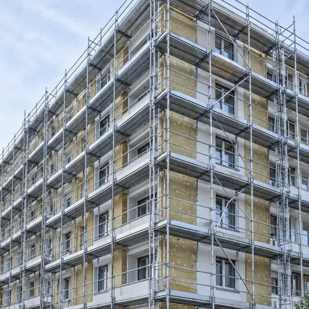 Échafaudage SECO Lille sur une façade d’immeuble, sans bâche