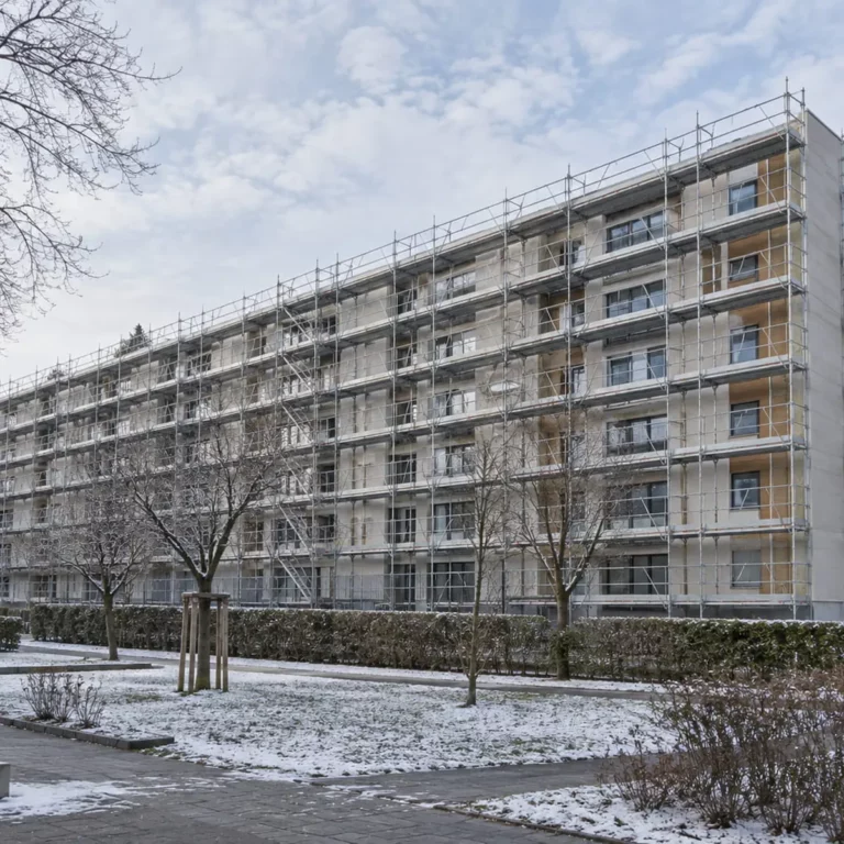 Chantier d’échafaudage à Lens illustrant un besoin de levage en hauteur